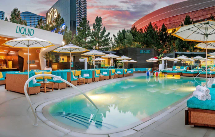 LIQUID Pool Lounge